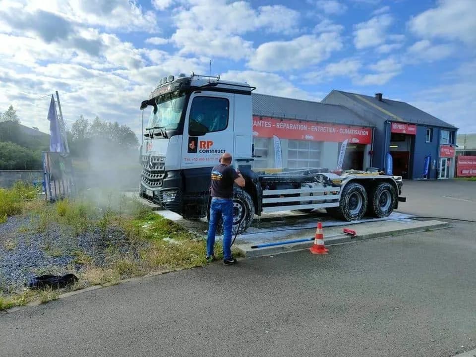 Nettoyage haute pression d’un camion sur site